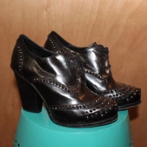 Kenneth Cole Collection Stud bootie size 7